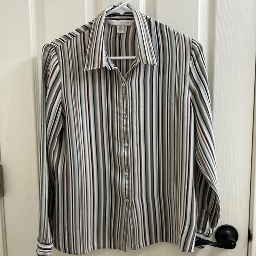 100% Silk. Petite Sophisticate size 8P blouse.